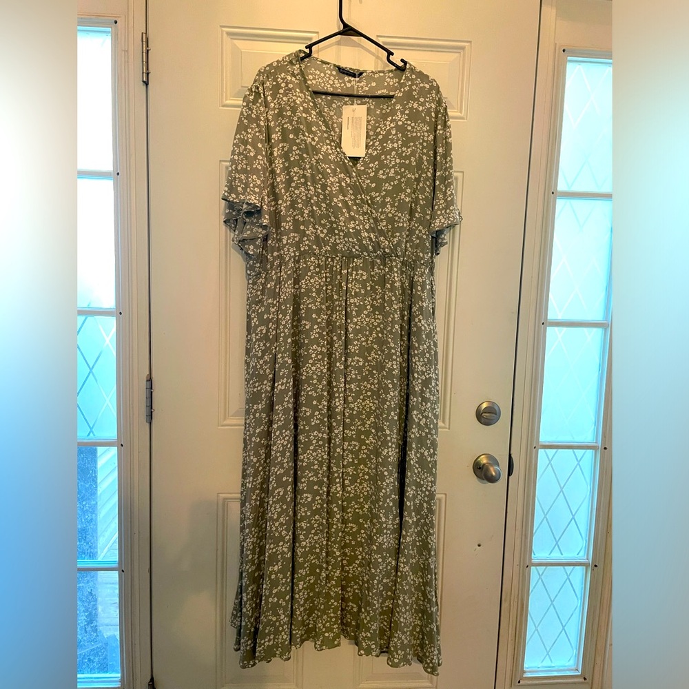 NWT Bloomchic Maxi dress with flutter sleeves. Size 22-24